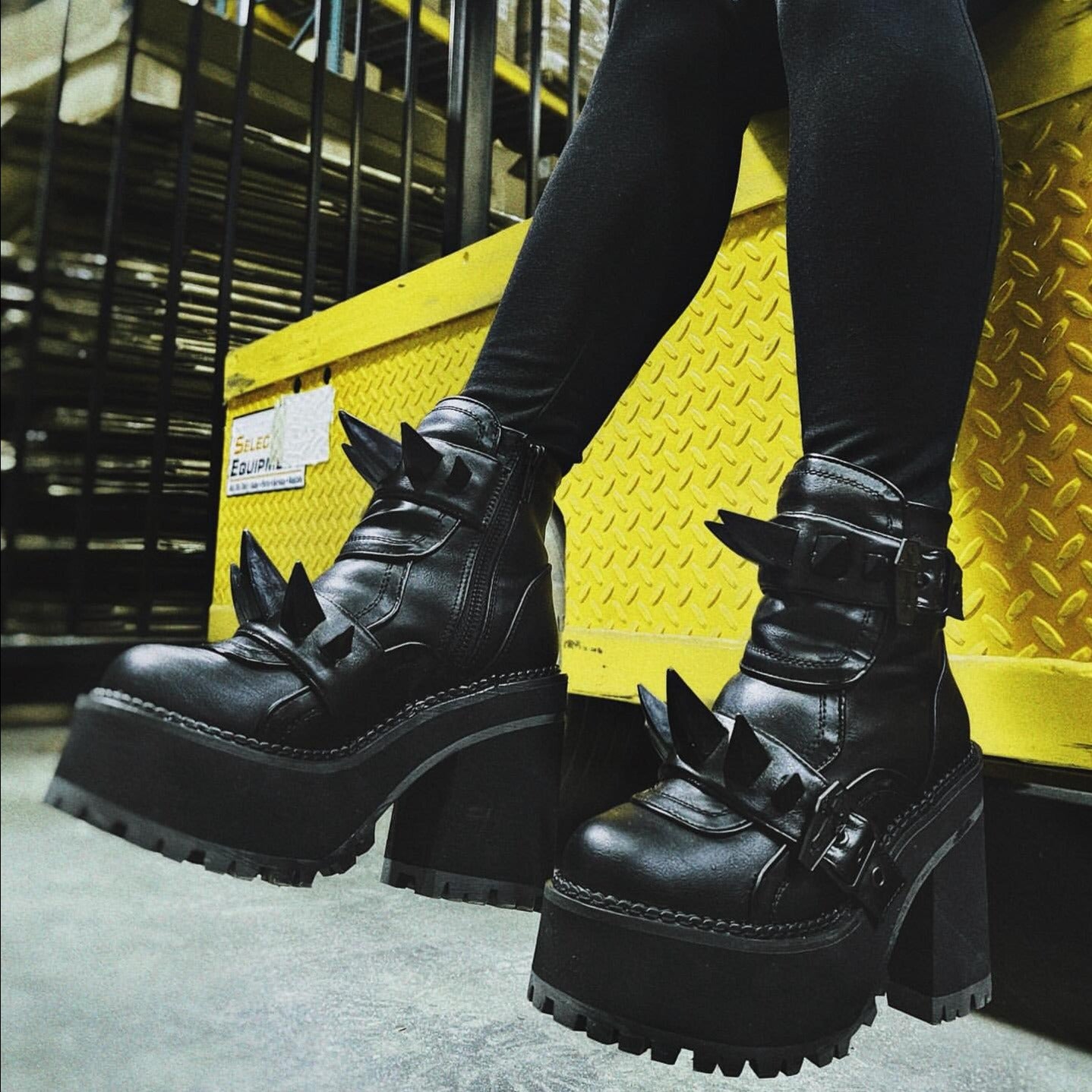 DemoniaCult Assault 72 - Kinky-shoes